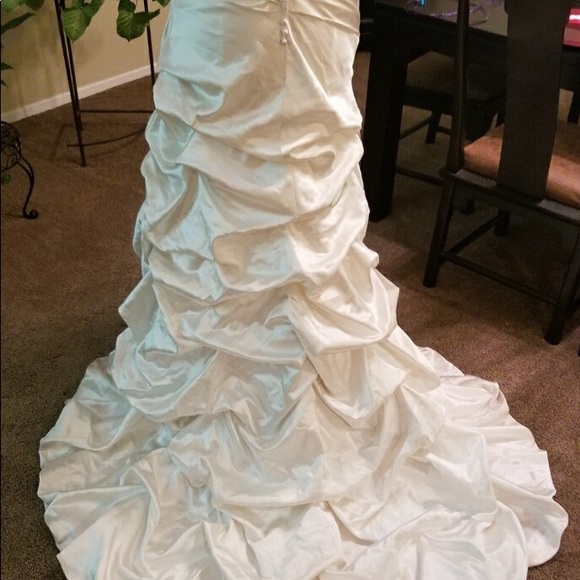 Allure Bridals Wedding Dress - Picture 4 of 8